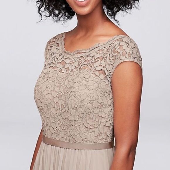 ✨DAVID'S BRIDAL Quartz Lavender short lace and mesh dress with illusion neckline - Picture 2 of 8